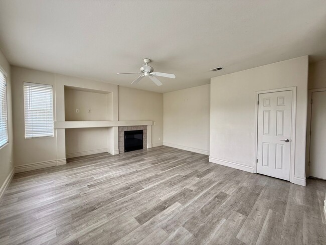 Building Photo - Large Hollister Home