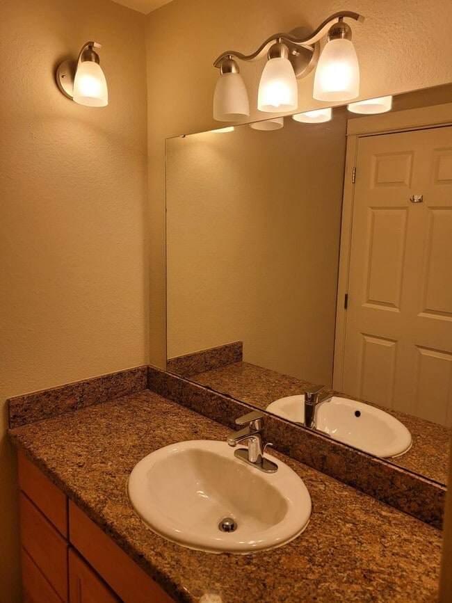 Building Photo - 2 Bed 1 Bath Condo Sunset Pointe