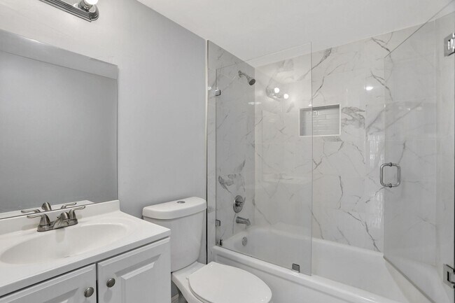 Building Photo - 4156 Inverrary Dr