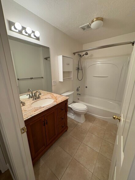 Main Bathroom - 2093 N Morning Star Dr