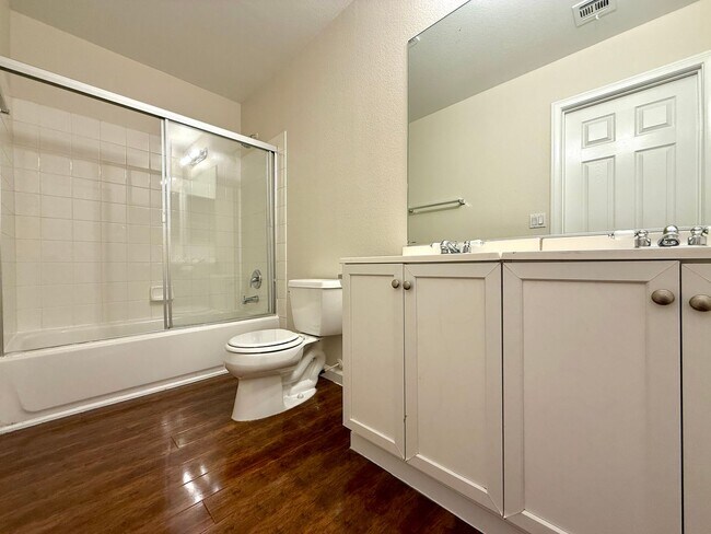Building Photo - 3 Bedrooms | 2.5 Bathrooms-