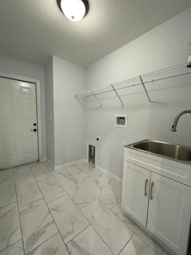 Building Photo - **SHOWS LIKE NEW!**