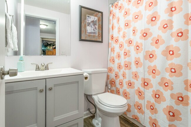 Building Photo - 1071 Stratford Ct