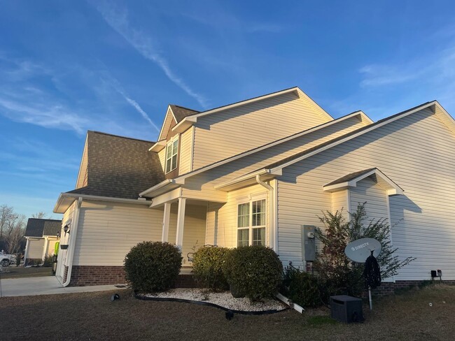 Building Photo - 3 Bedroom 2.5 Bathroom home located in Rogers Farm in Hubert!