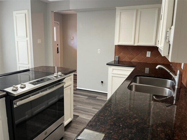 Building Photo - 1722 Sullins Way