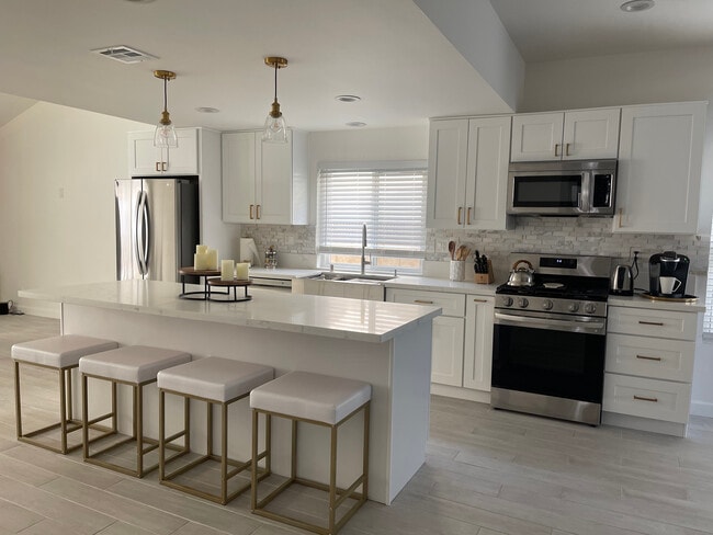 Building Photo - 20746 Schoenborn St