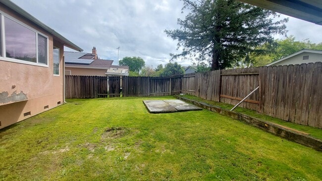 Building Photo - Spacious 4 bedroom, 3 bath home Tri-level in the Scottsdale East Area between Florin Rd and Gerbe...