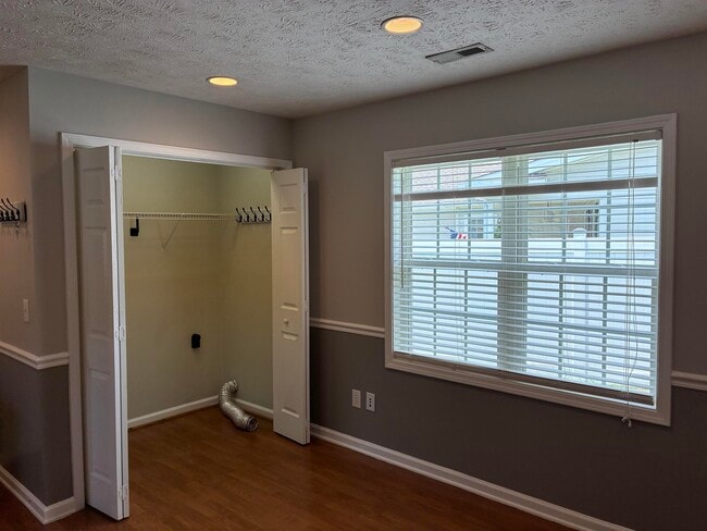 Building Photo - 9565 Sullivan Dr
