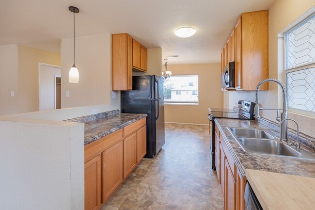 Building Photo - Bright & Inviting 3 Bed 1 Bath Home - Featuring Large Backyard!