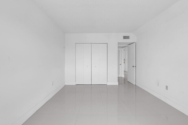 Building Photo - 400 Kings Point Dr