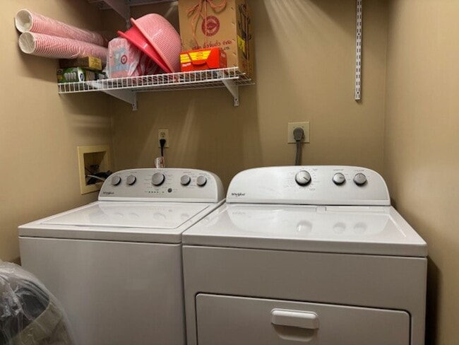 Building Photo - Awesome 2 BR/1 BA Condo in a Great St. Paul Neighborhood!