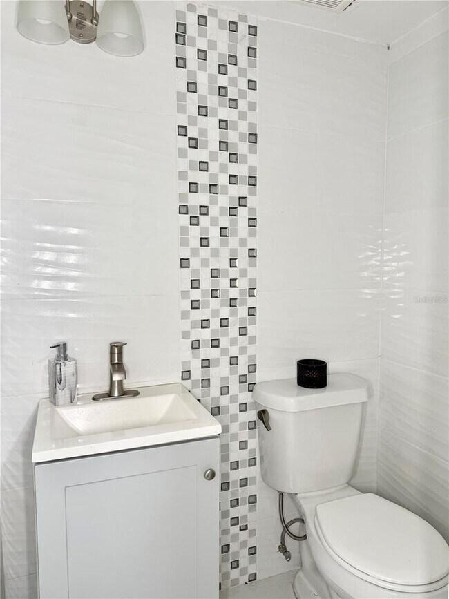 Building Photo - 5118 Tennis Ct Cir