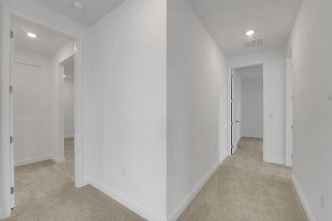 Building Photo - "Spacious 4-Bedroom Gem with 3 Full Baths in Charming Winter Garden!"