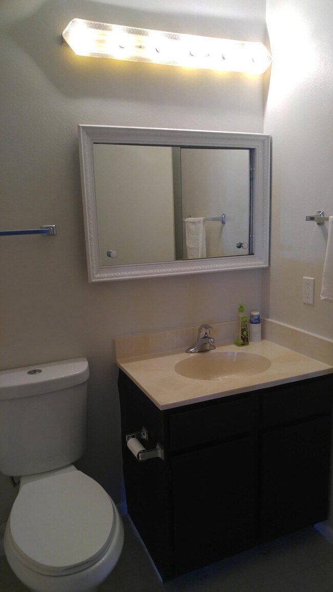 Building Photo - 1545 Montezuma Cir