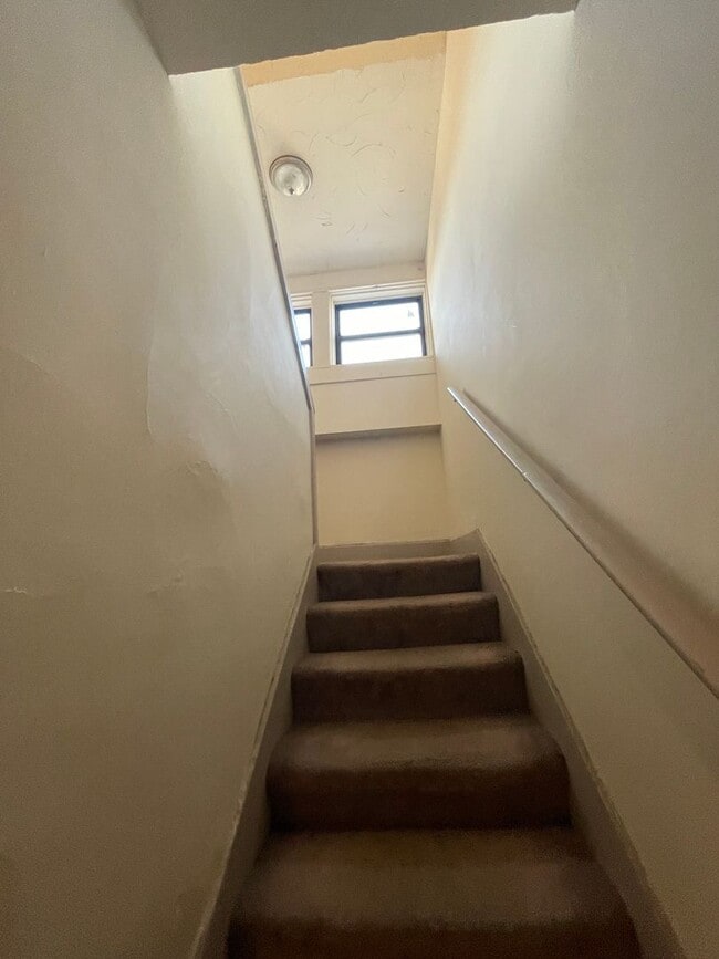 Building Photo - 194 E 14th Ave