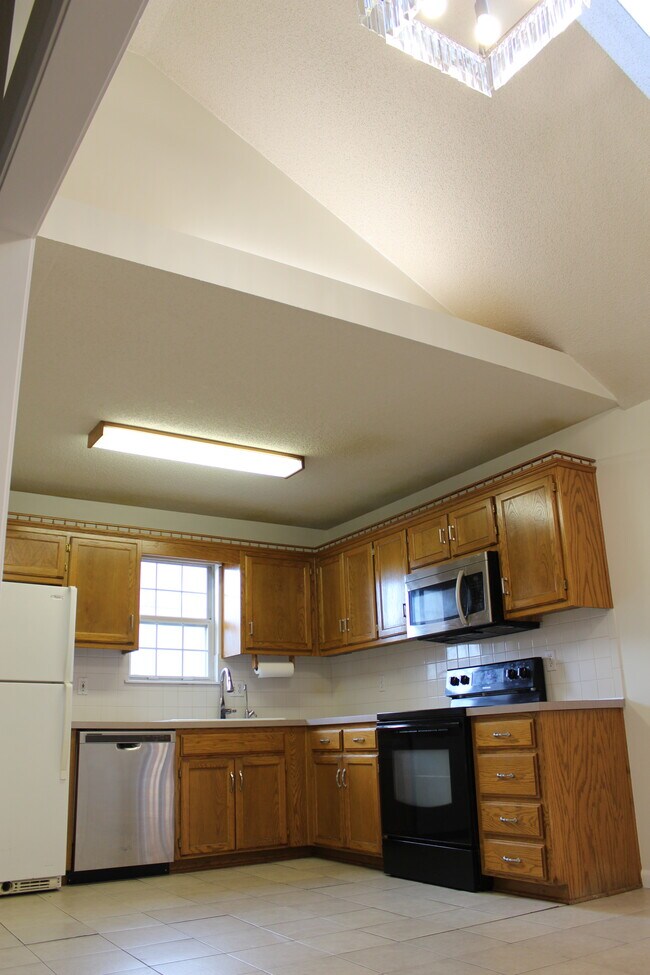 Building Photo - 15404 E 2nd St S