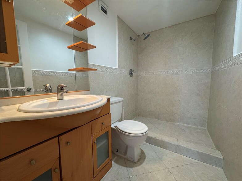 Building Photo - 400 Kings Point Dr
