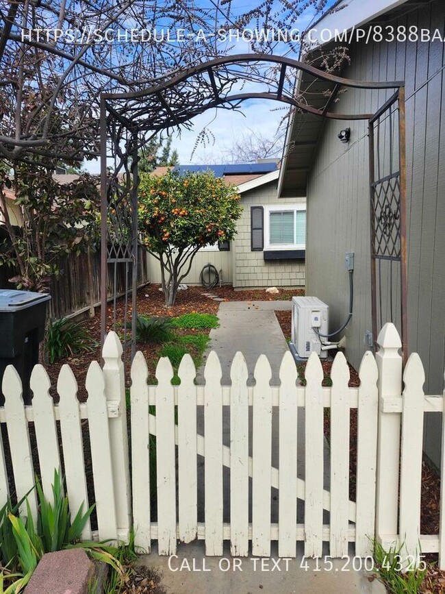 Building Photo - Beautifully renovated 3-bedroom, 2-bath ho...