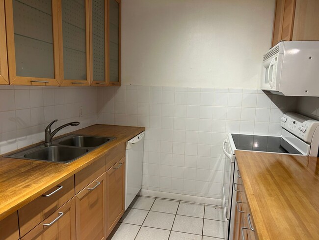 Building Photo - Walk to Campus from your Downstairs Flat