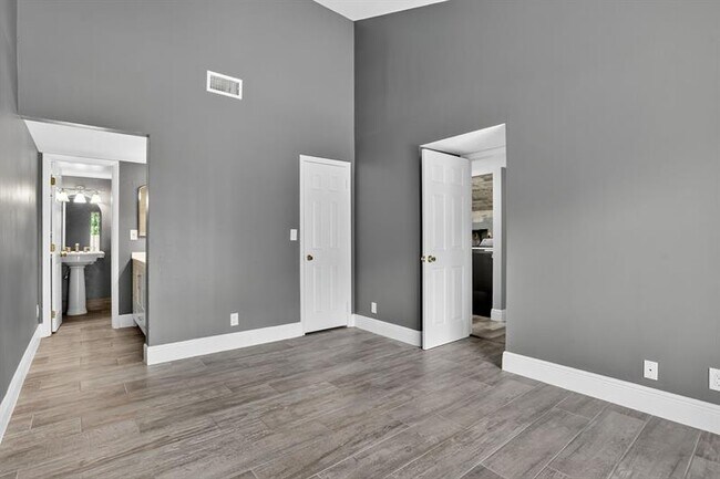 Building Photo - 2242 NW 39th Ave