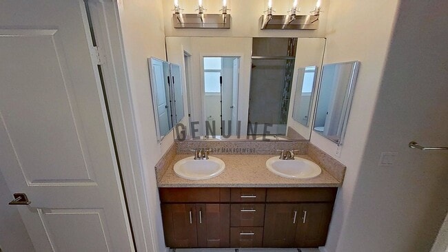 Building Photo - 3Bd 2.5Ba Townhouse w/Rooftop Deck