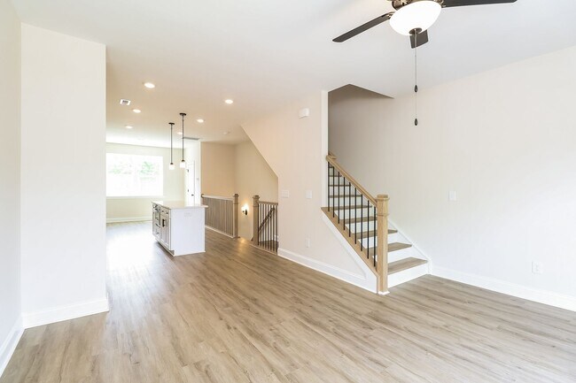 Building Photo - Beautiful 3BR 3.5BA Townhome w/ Full Appliance Kitchen - Garage Parking in West End
