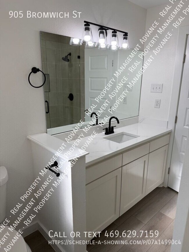 Building Photo - 905 Bromwich St