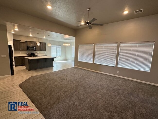Building Photo - 4 Bedroom near Crimson Cliffs