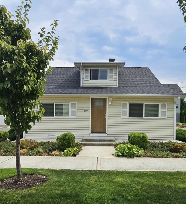 Building Photo - Charming house in desirable downtown Sumner