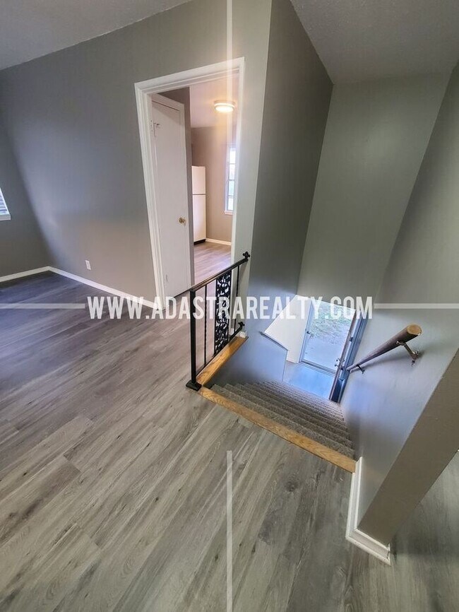 Building Photo - Very Nice Overland Park Duplex-Available in APRIL!!