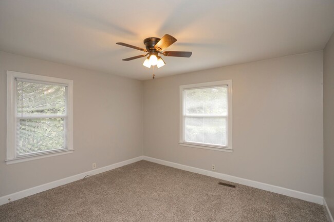 Building Photo - 208 Hillcrest Dr