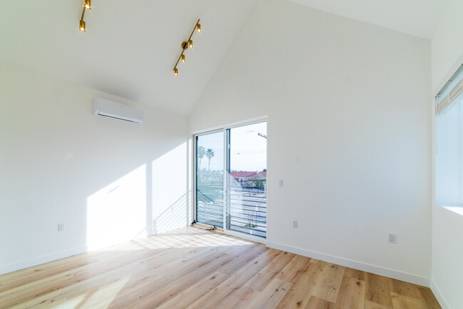 Building Photo - 4369 Rosewood Ave