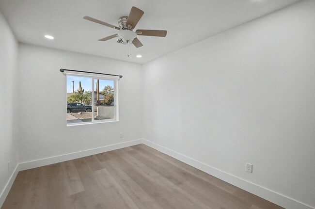 Building Photo - 6 Bed/ 3 Bath with Pool