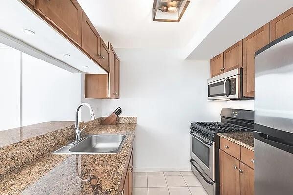 Primary Photo - 520 W 23 St