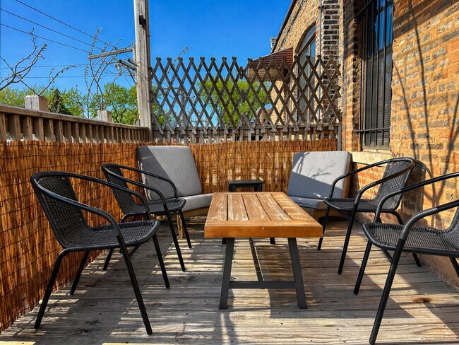 Building Photo - 906 N Damen Ave