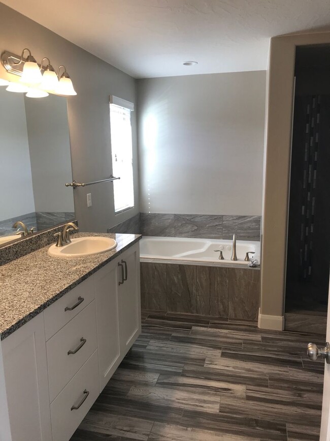 Building Photo - Very nice Townhouse in Santa Clara, with a...