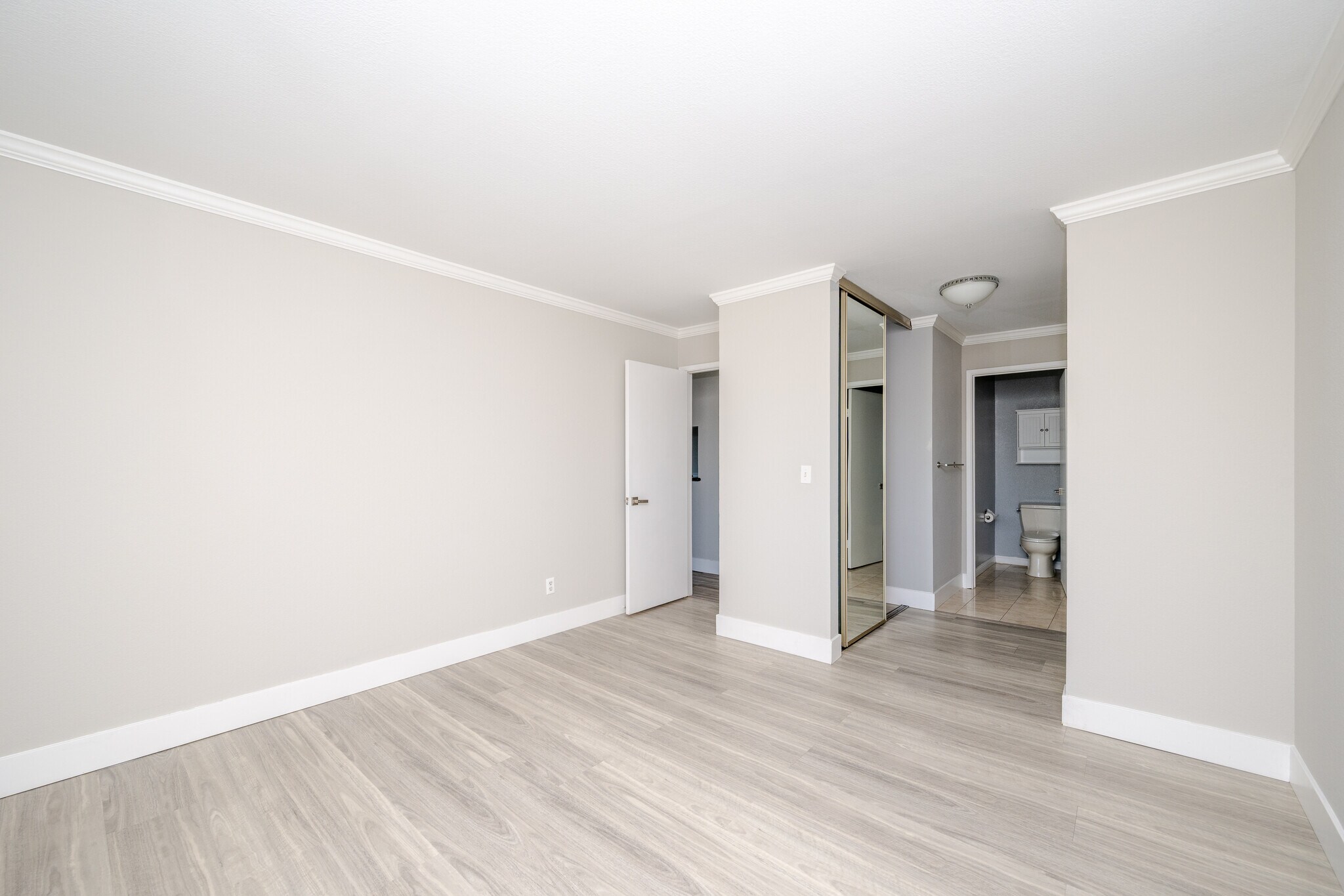 Building Photo - 851 Woodside Way