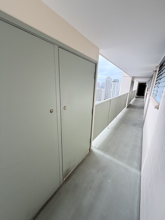 Building Photo - 2211 Ala Wai Blvd