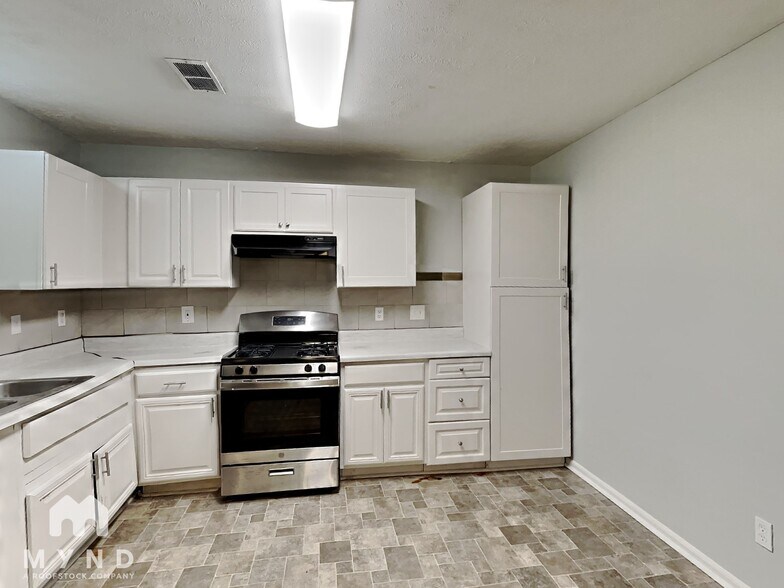 Building Photo - 8275 Brittany Ln