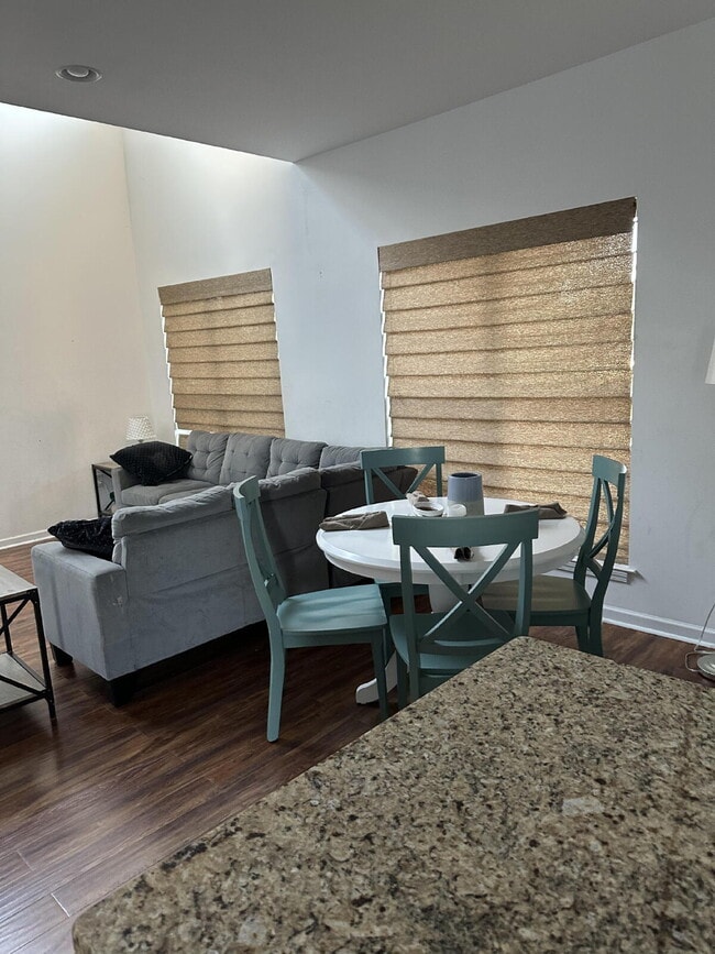 Building Photo - Great 3/2 Fully Furnished-TDY Welcome!!