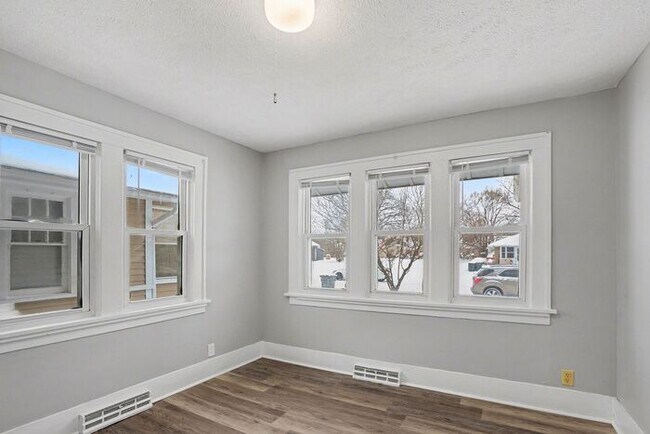 Building Photo - Spacious three-bedroom, one-bath home featuring a functional floor plan, & generous living space