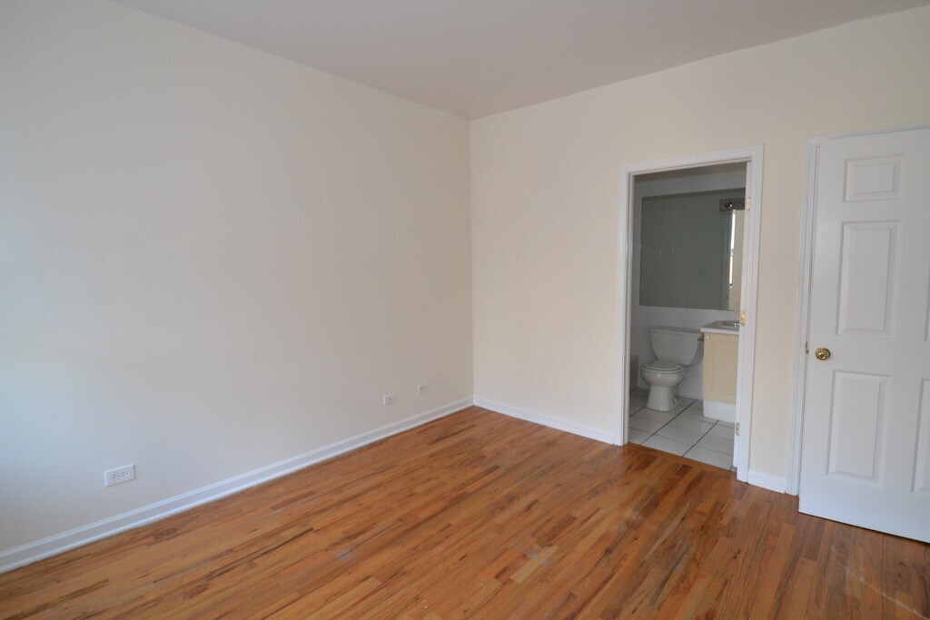 Building Photo - 922 W Dakin St