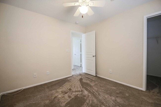 Building Photo - 3 BEDROOM HOME IN HENDERSON!