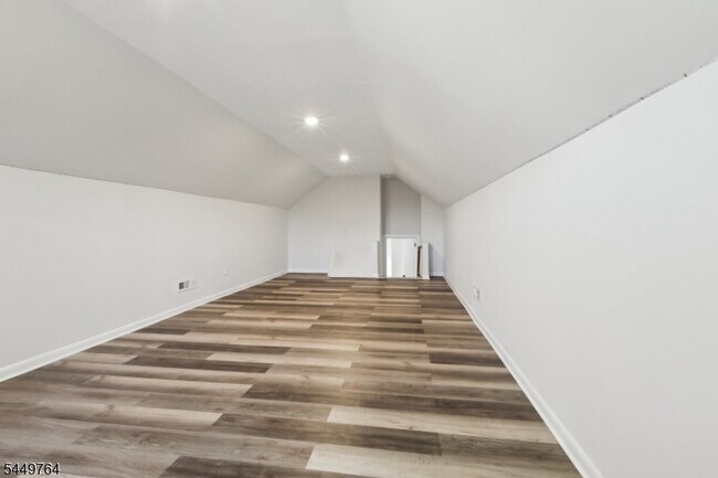 Building Photo - 287 Country Club Dr