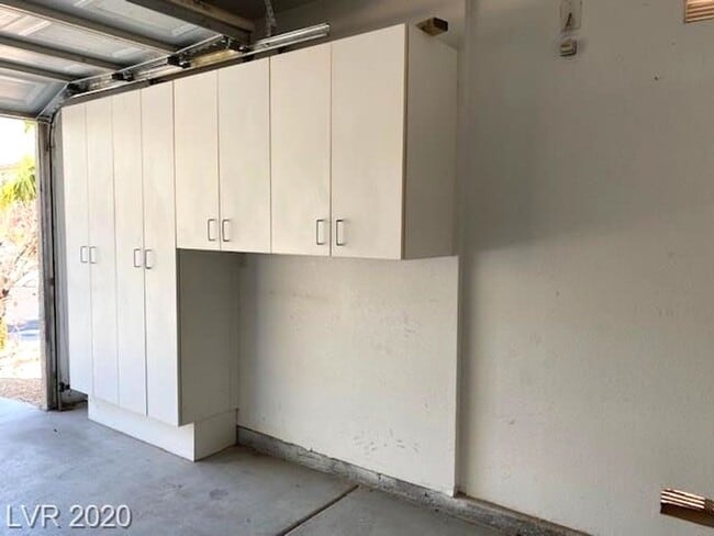 Building Photo - Gorgeous SW Las Vegas 3 beds, 2.5 baths. Luxury vinyl planks throughout.