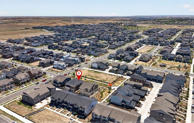 Building Photo - Beautiful 3 bed, 3 bath townhome in the lovely Painted Prairie Community!