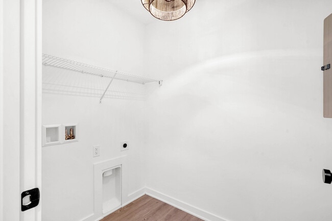 Building Photo - 964 W 9th St