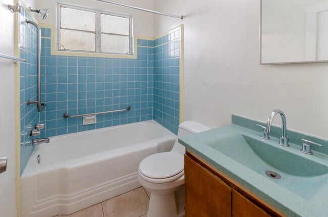 Building Photo - Private Home Steps away from U of A Campus!