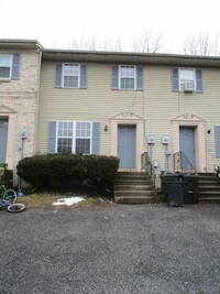 Building Photo - 3BR Townhome - Northampton School District