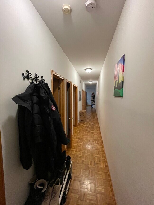 Building Photo - 4233 N Kenmore Ave